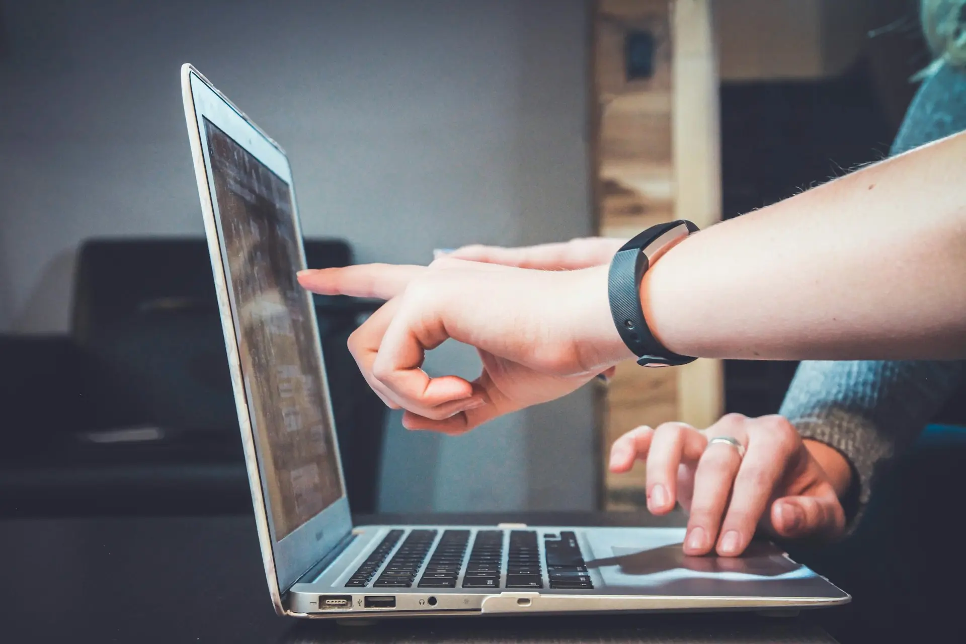 <font style="vertical-align: inherit;"><font style="vertical-align: inherit;">person using laptop</font></font>