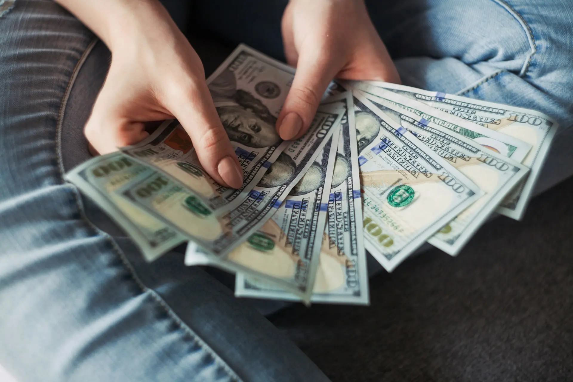 <font style="vertical-align: inherit;"><font style="vertical-align: inherit;">fan of 100 U.S. dollar banknotes</font></font>