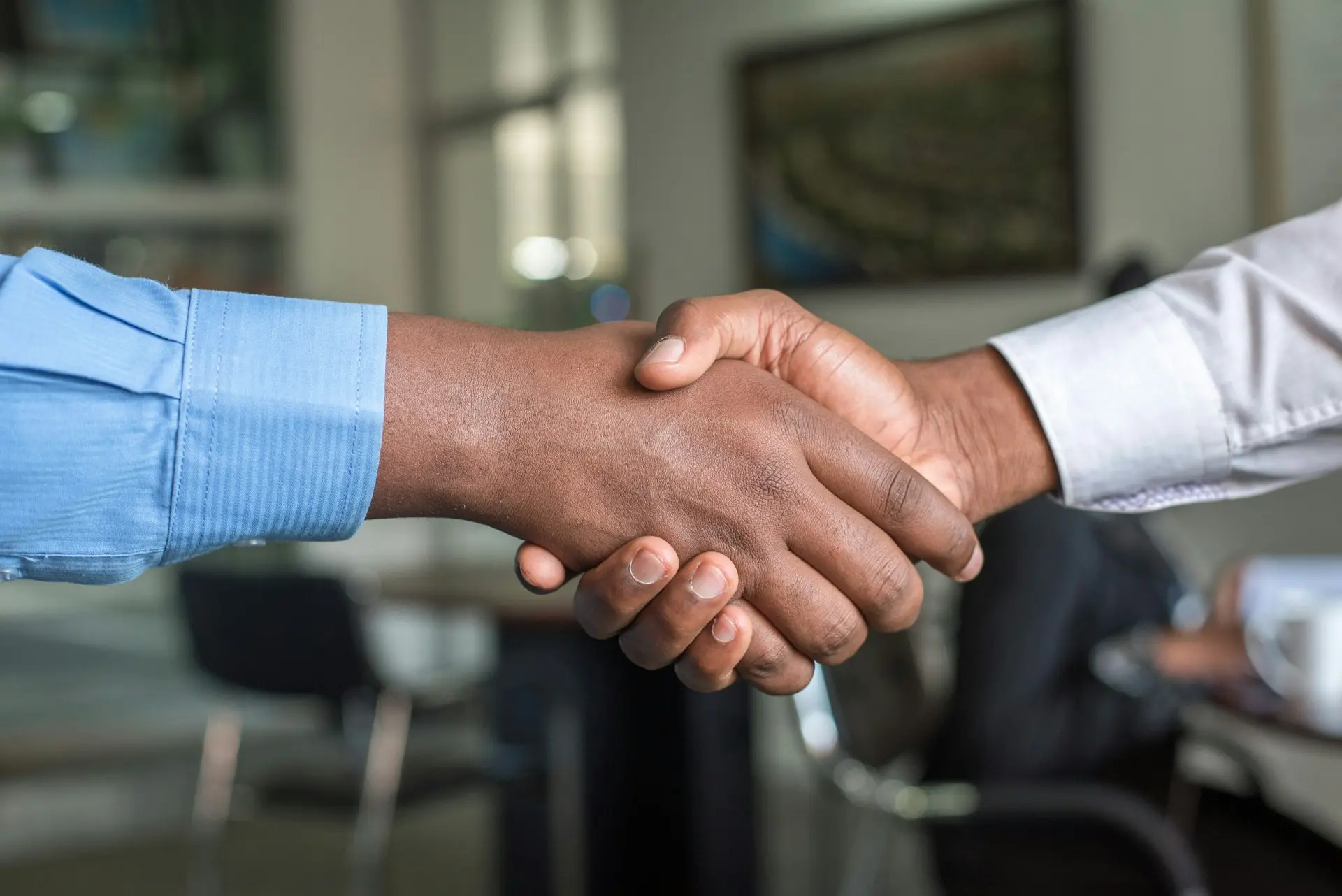 <font style="vertical-align: inherit;"><font style="vertical-align: inherit;">two people shaking hands</font></font>