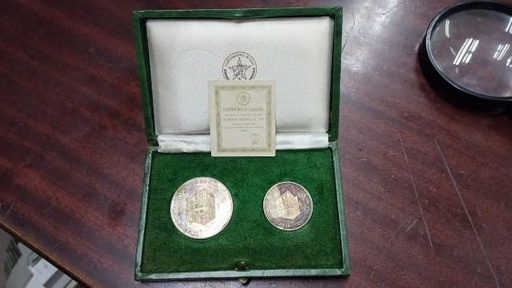 CUBA DEL AÑO 1975 ESTUCHE DE 2 MONEDAS DE 5 y 10 PESOS